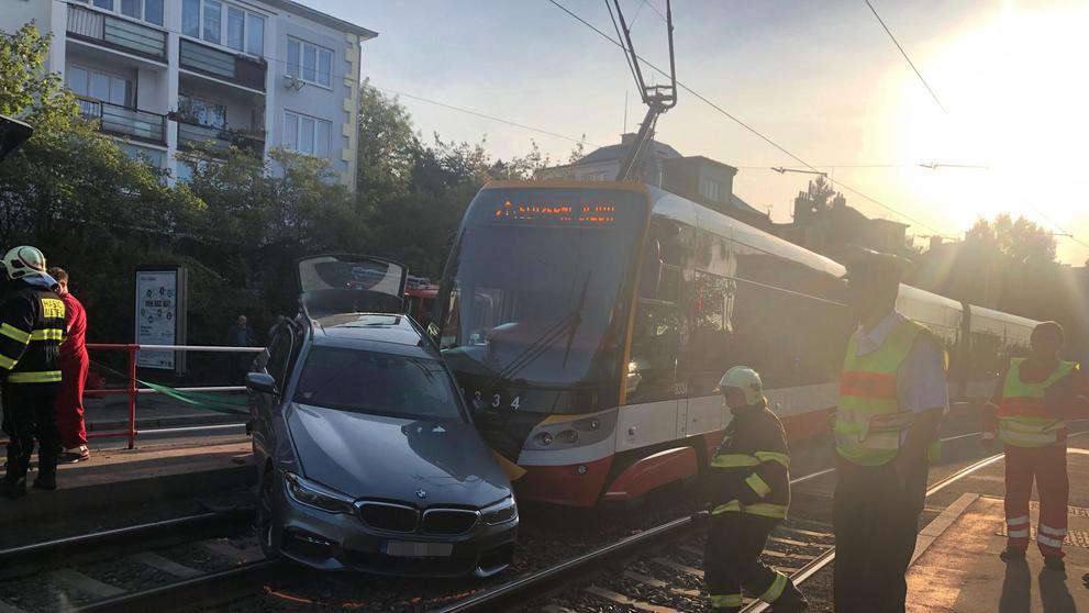 Nehoda tramvaje a osobního auta v Praze - 3