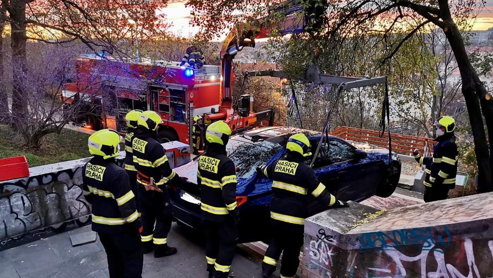 BMW uvázlo na schodech pro pěší v Praze - 6