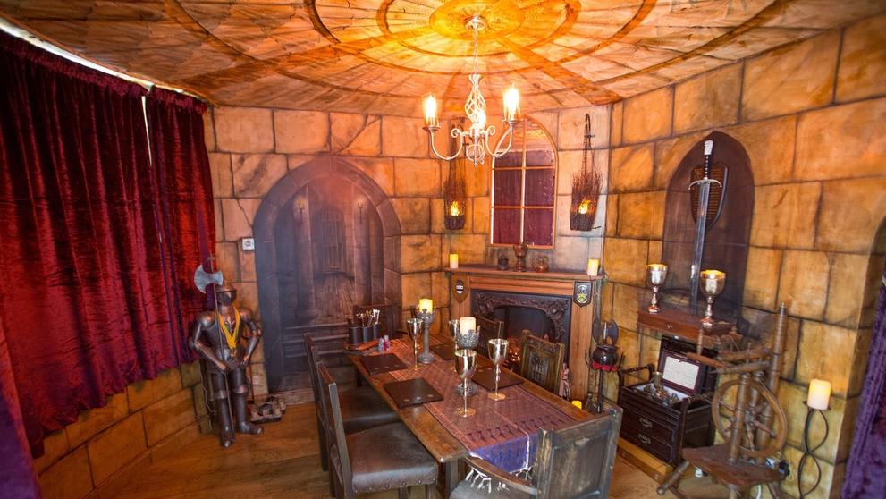 Dům přestavěli na středověký hrad - 2