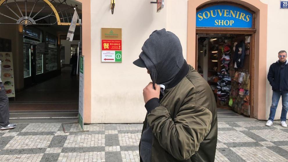 Zadržení cizinci, kteří napadli v centru Prahy číšníka - 3
