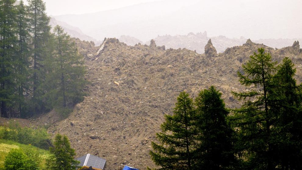 Obrovský kus ledovce pohřbil velkou část vesnice (2)