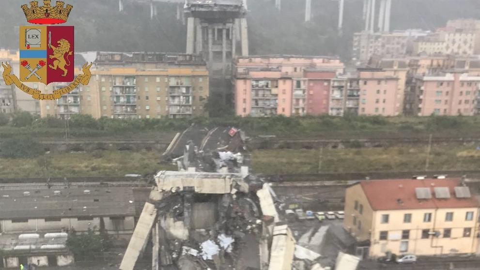Dálniční most A10 u Janova se zřítil i s auty - 1