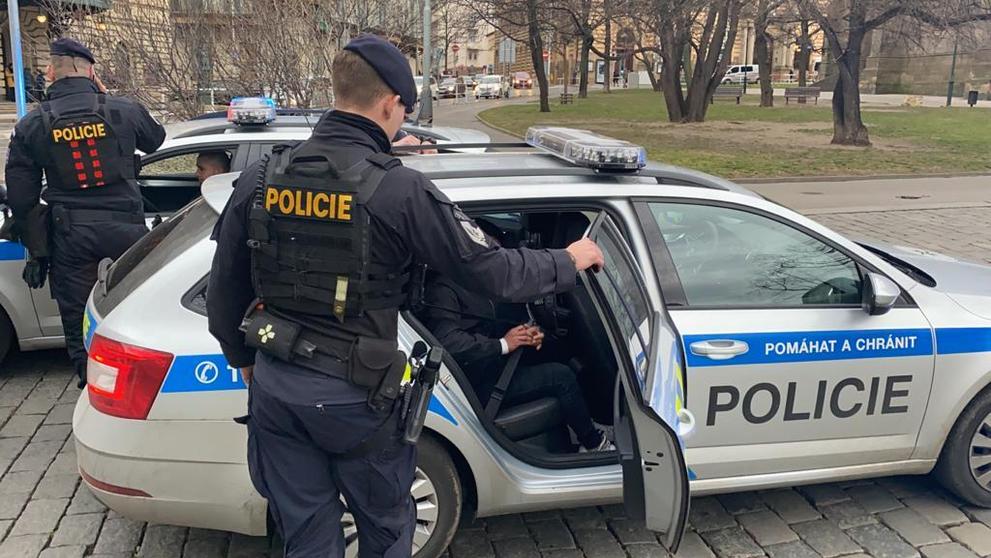 Policisté nejspíš překazili velkou bitku dětí v centru Prahy - 7