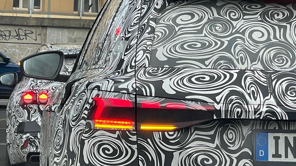 Maskované prototypy Audi A4 Avant a Q6 e-tron v ulicích Prahy