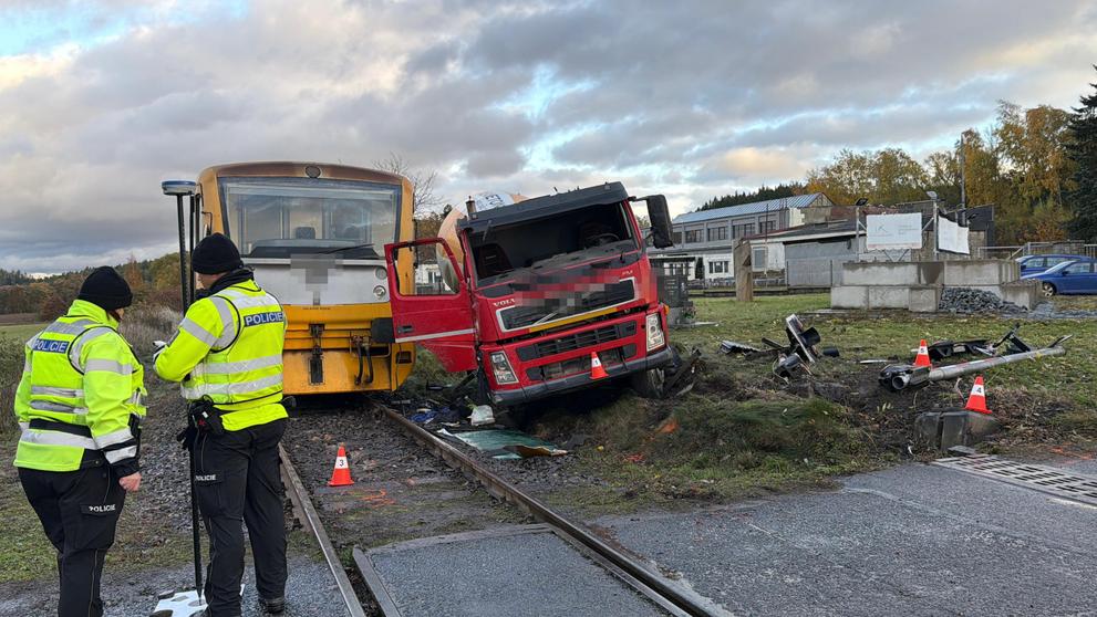 Srážka vlaku s nákladním automobilem u Příbrami