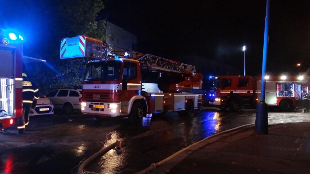 Požár hasiči zlikvidovali rychle, bezdomovci stačili utéct