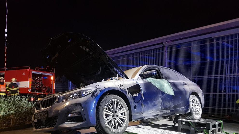 Požár luxusního hybridu v Čestlicích - 25
