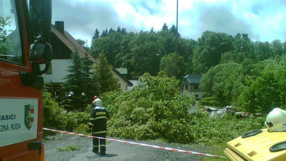 Vítr srazil strom na domek v Železné Rudě