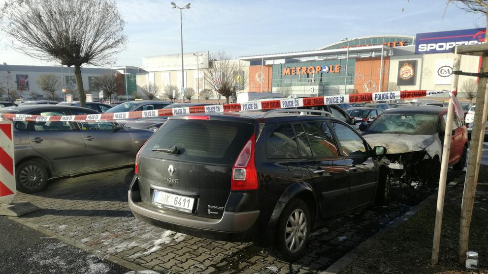 Požár tří aut na pražském Zličíně - 2