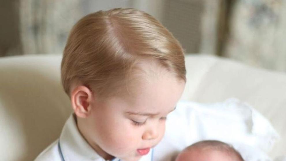 První oficiální snímky princezny Charlotty a prince George, vyfotila je vévodkyně Kate - 3
