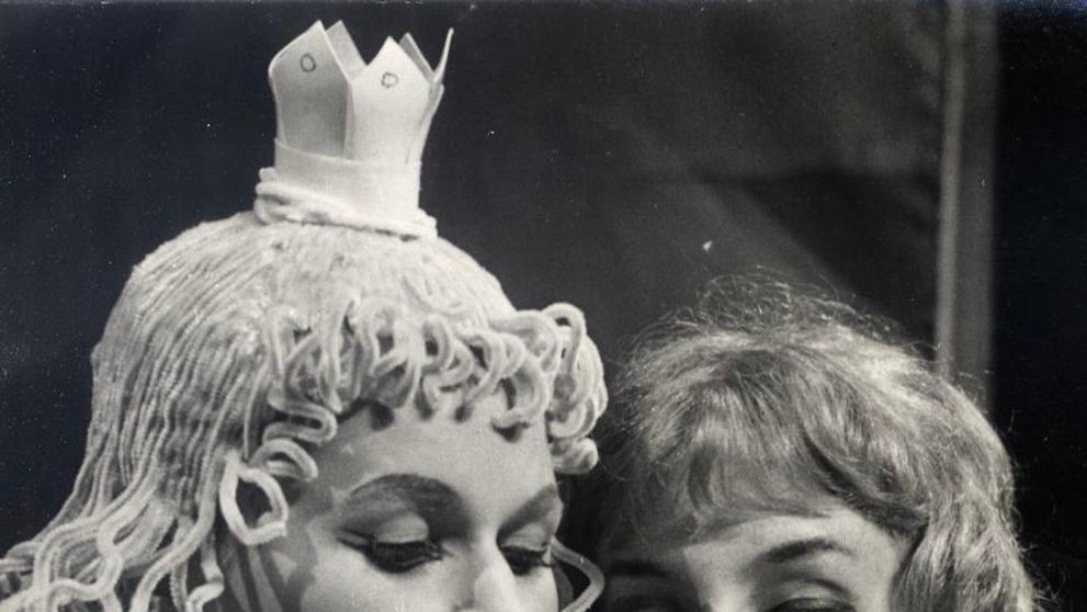 Alena Tománková a Nina Divíšková ve hře Hrátky s čertem, 1961