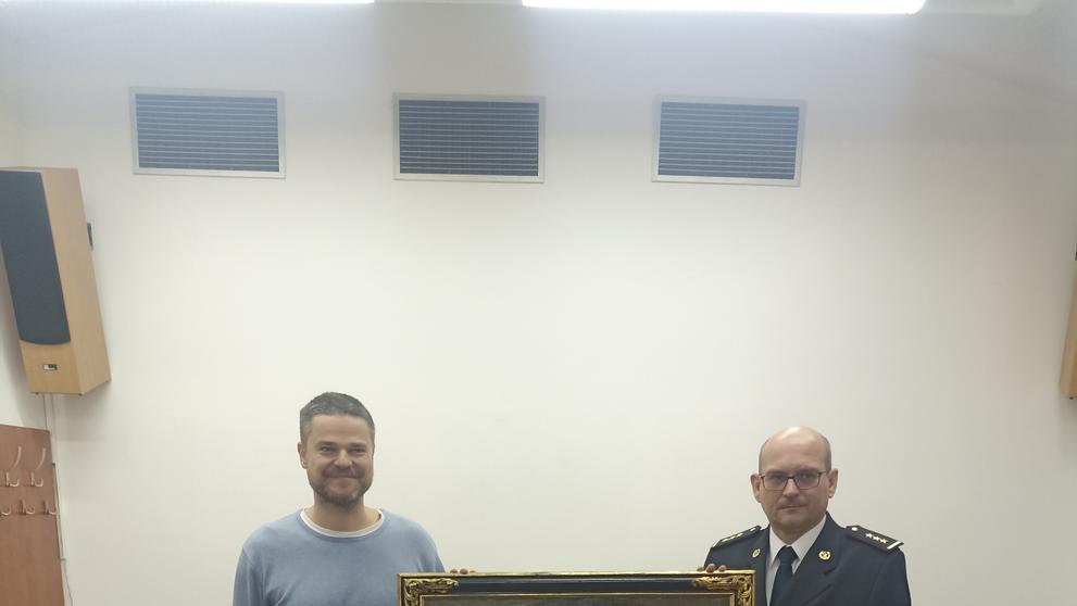 Kastelán Libor Švec převzal obraz od Policie ČR