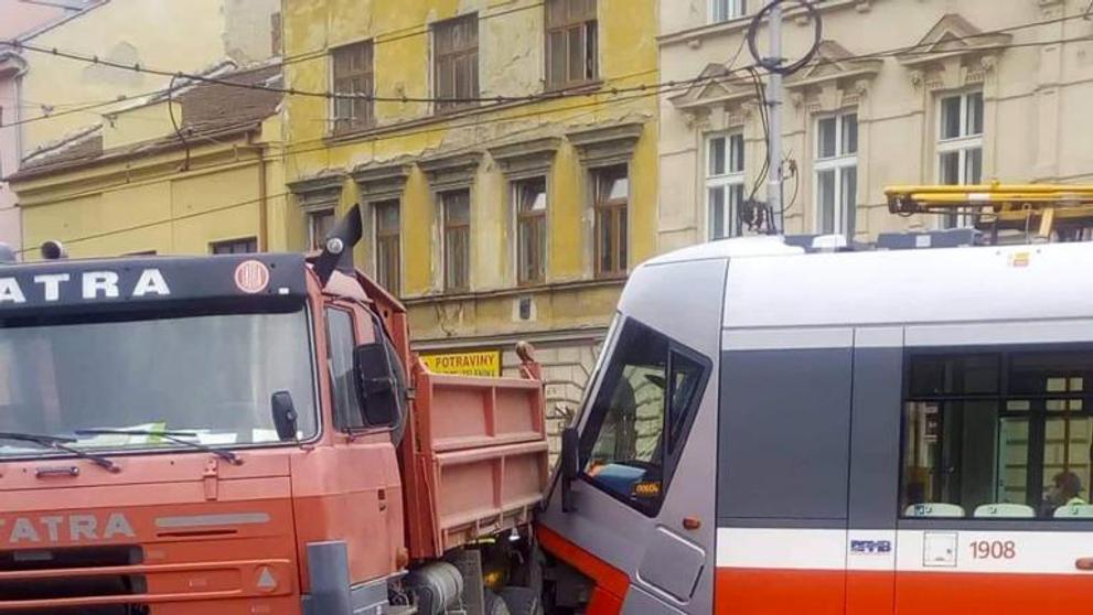 Nehoda tramvaje a nákladního auta v Brně - 1