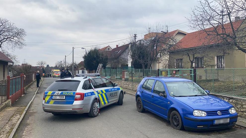 Muž na střeše v obci Kosoř - 3