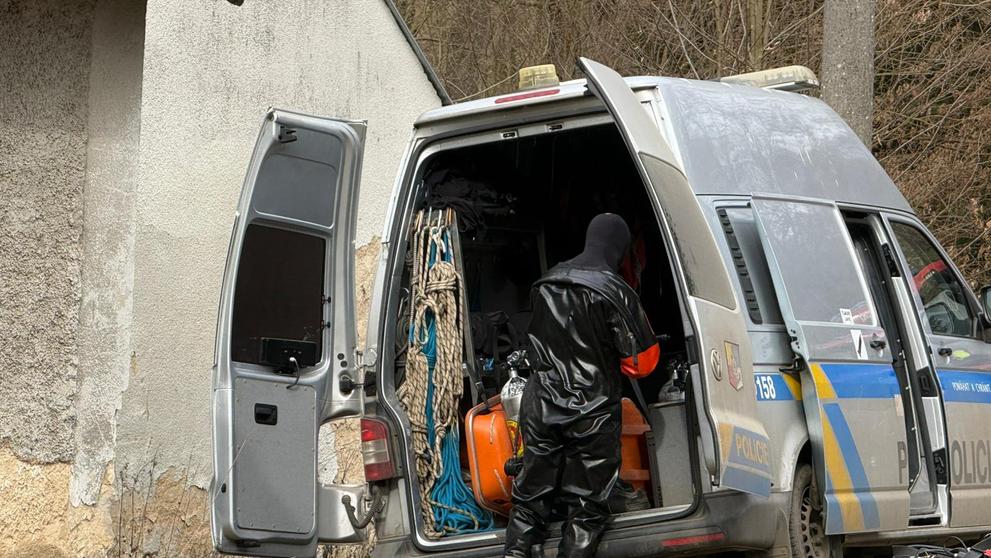 Nález auta v Drhlenském rybníce