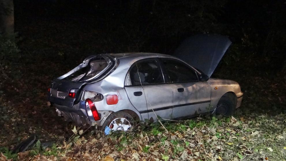 Auto skončilo v lese, oba muži leželi v bezvědomí opodál