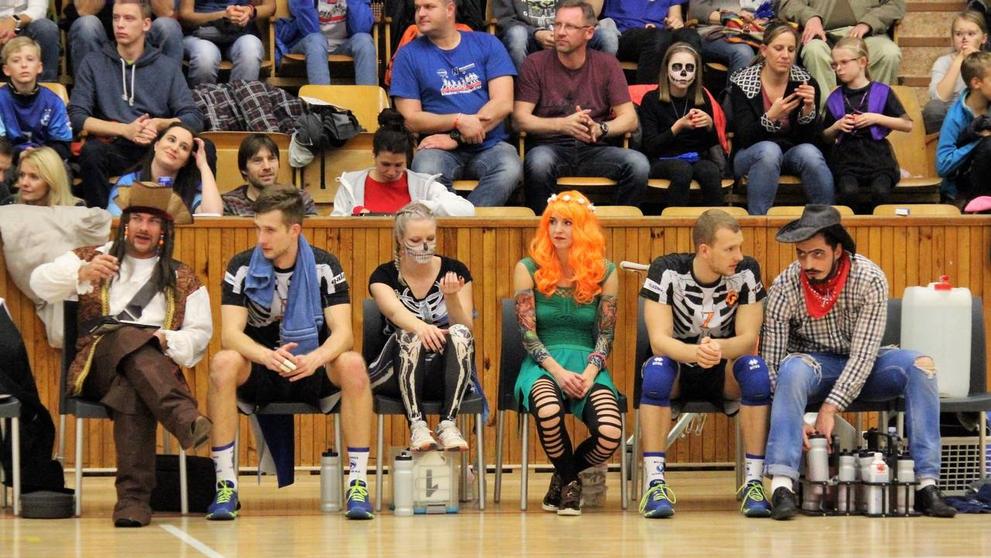 Střídačka Kladna připomínala pohádku, ale tak vypadal realizační tým a náhradníci.