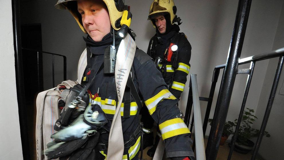 Na Žižkově hořelo kvůli nedopalku cigarety, 20 evakuovaných - 17