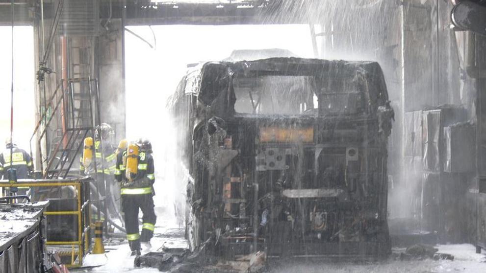 Shořelý autobus dopravního podniku