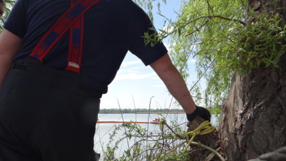 Hasiči lovili auto z rybníka Bezruč
