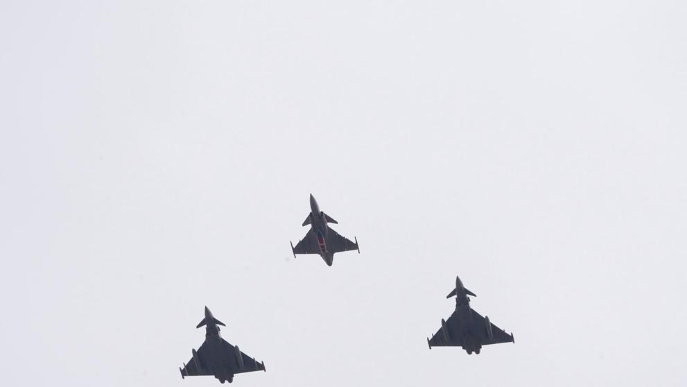 Nad Prahou proletěly gripeny (7)