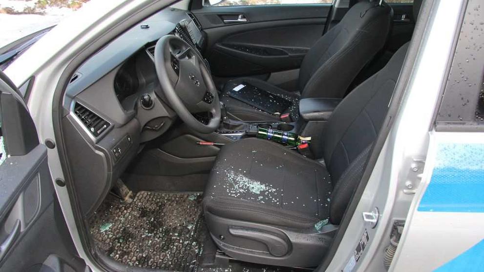 Muž zaútočil na policistu lahví alkoholu