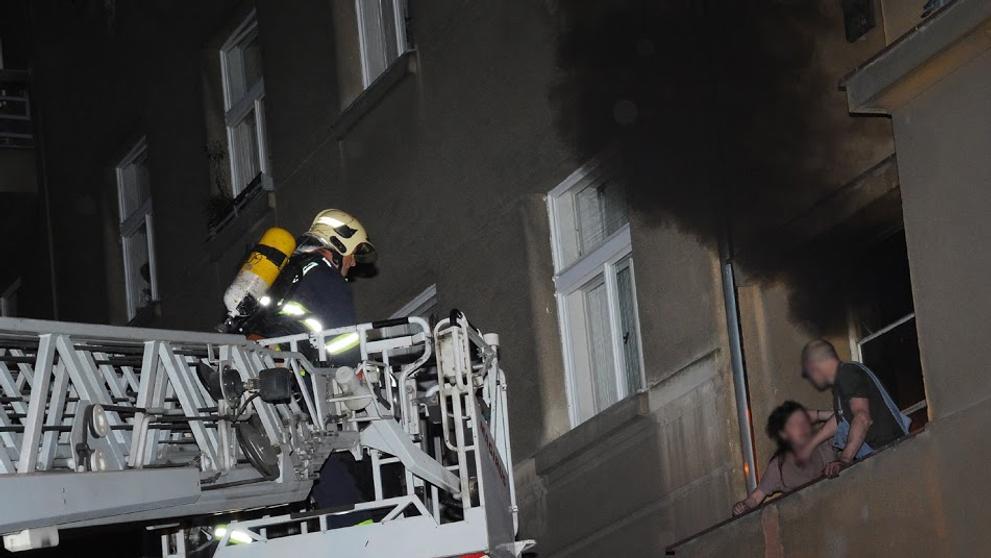 Hasiči museli evakuovat 12 nájemníků, dva plošinou
