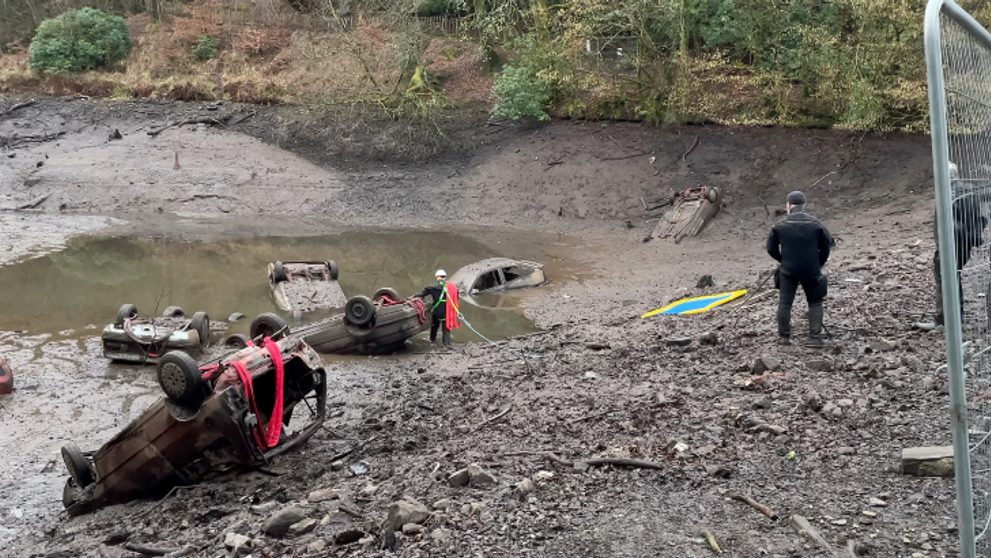 Vyprošťování vraků z bahnitého dna vodní nádrže ve Skotsku
