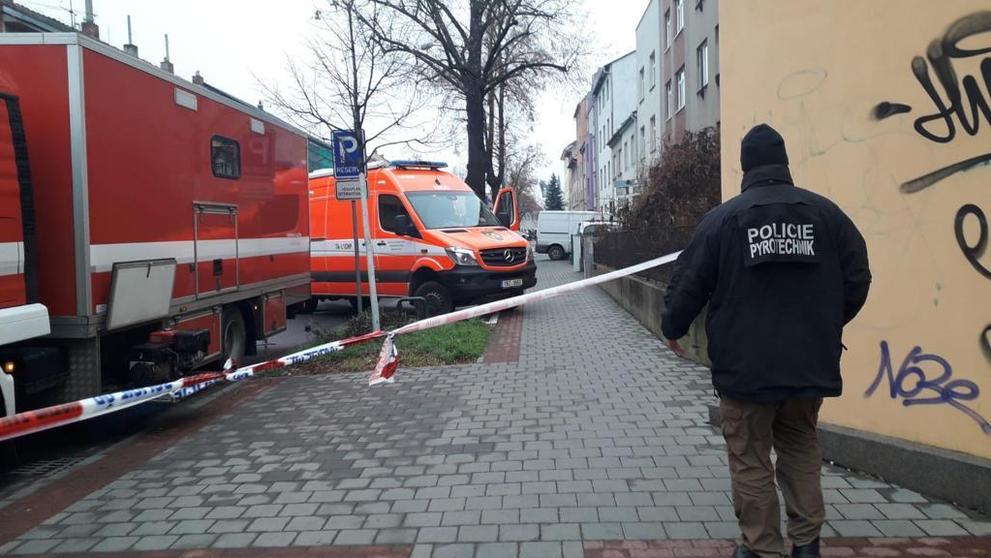 U nálezu neznámých chemikálií v Brně zasahují hasiči i policisté - 1
