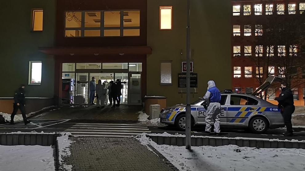 Muž si v plzeňské nemocnici střepem probodl krk - 12