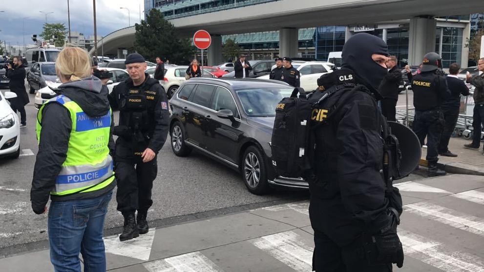 Demonstrace taxikářů na letišti Václava Havla - 1