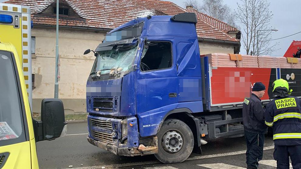 Nákladní auto narazilo v Sobíně do kapličky - 1