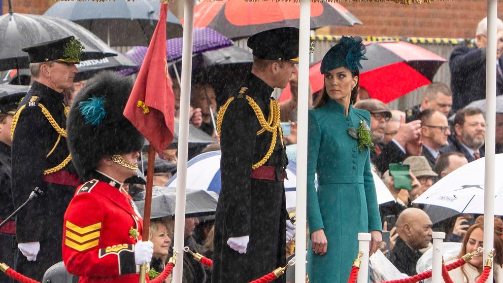Kate a William na oslavách Dne sv. Patrika s Irskými gardami