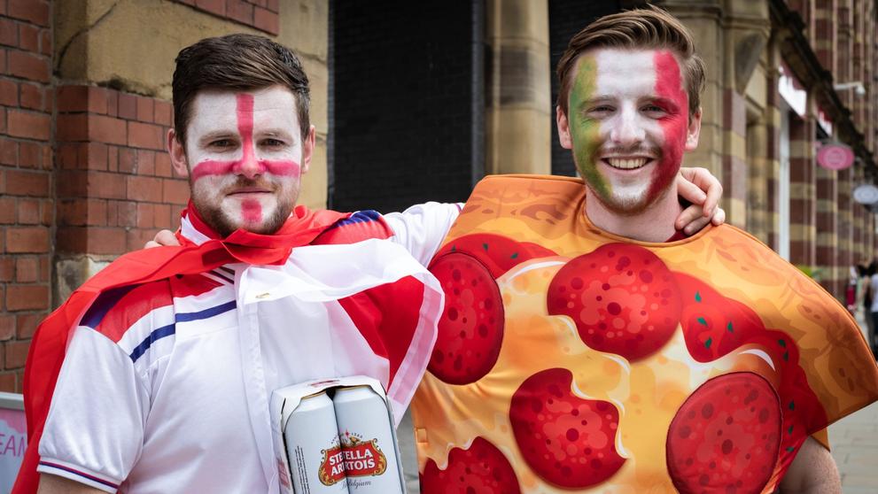 Italský fanoušek se převlékl za pizzu