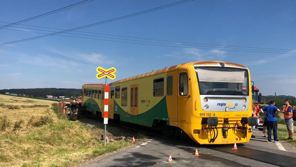 Vlak se na Blanensku srazil s dodávkou, jeden zraněný - 3