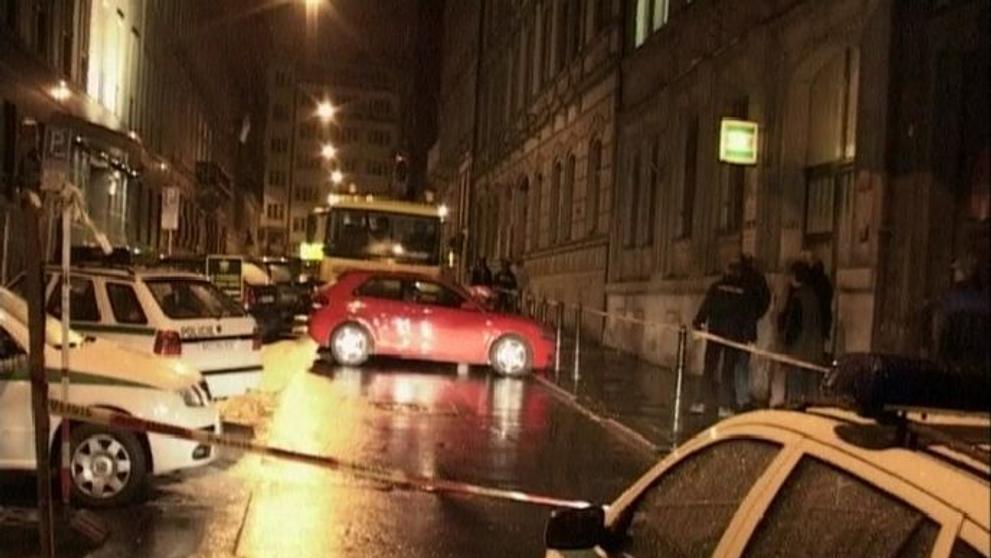 Záběry z místa činu bezprostředně po přestřelce. Policisté zajišťují důkazy.