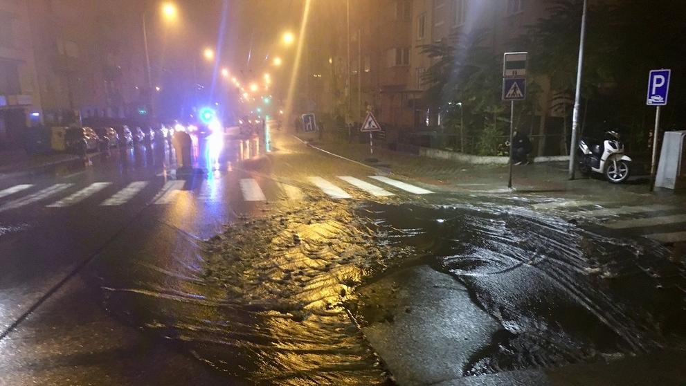 V Brně prasklo potrubí, voda zalila ulici - 12
