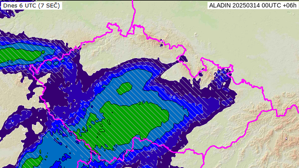 Srážky v pátek 14. března 2025 (šrafování značí sněžení)
