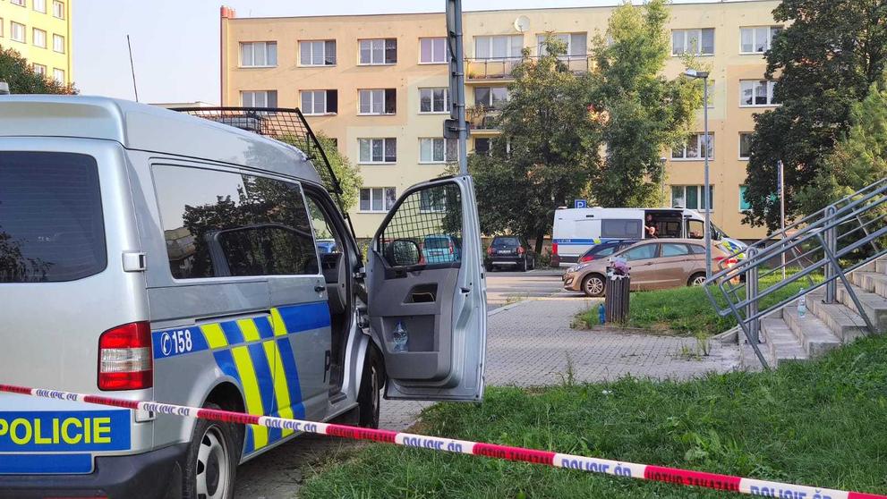 Místo tragického požáru v Bohumíně hlídají policisté, je obehnané páskou - 1