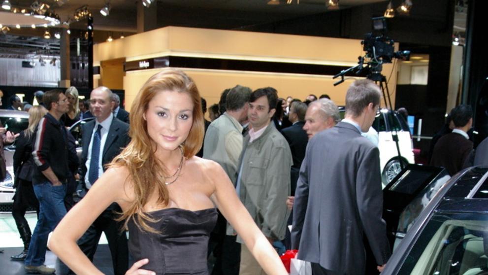 modelka, paříž, autosalon