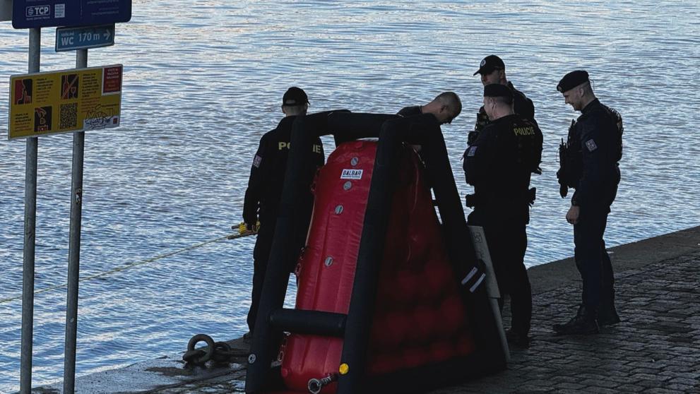 Nález dělostřeleckého granátu a pistole na Pražské náplavce