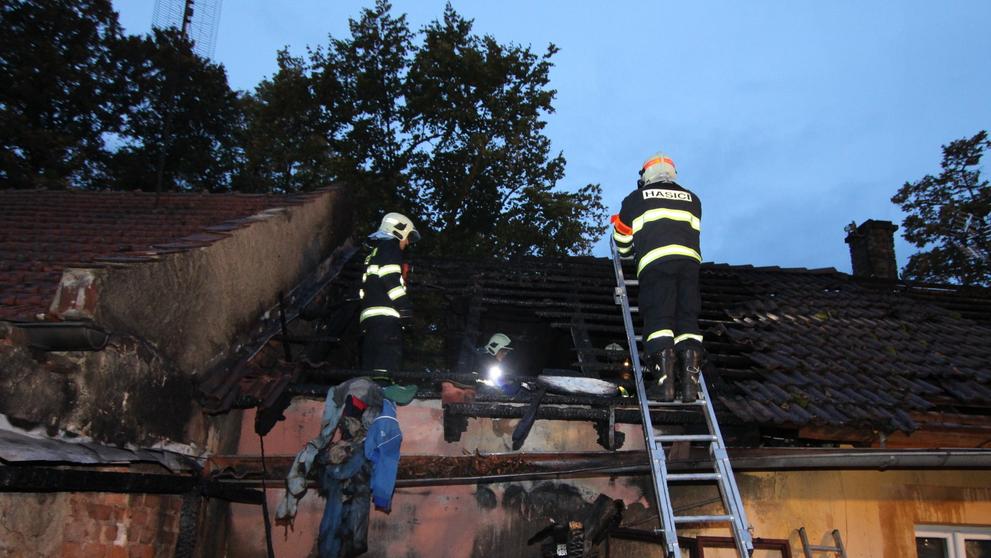 Na Kolínsku hořel rodinný dům, škoda je tři čtvrtě milionu - 14