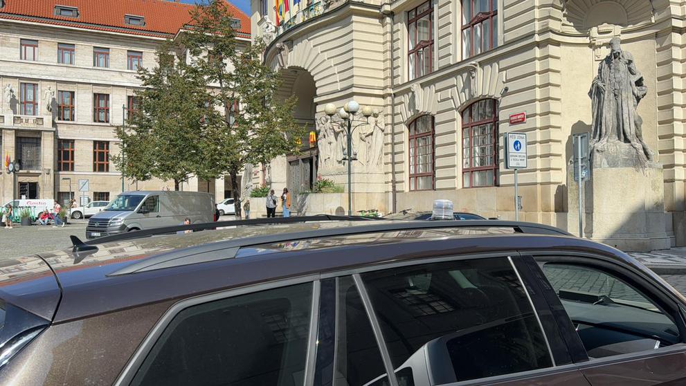 Policejní vozy před magistrátem v Praze (2)