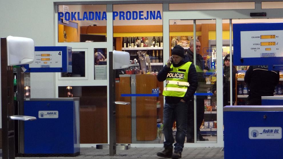 Za přepadení se zbraní hrozí lupiči deset let, přestože si nic neodnesl