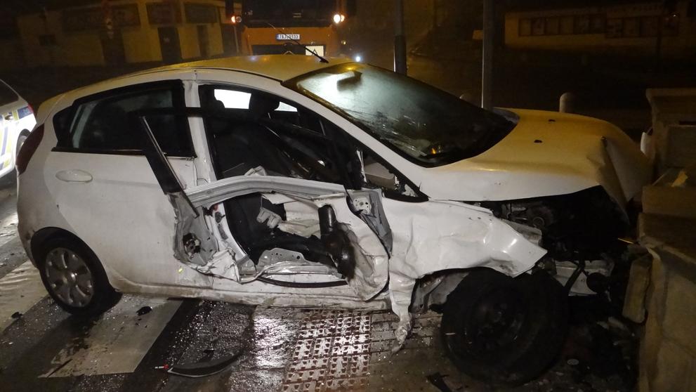 Zatímco policejní vůz zůstal na silnici, forda náraz odhodil do zdi