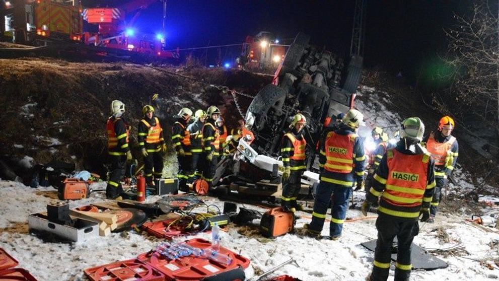 Při převrácení cisterny u Karviné zahynul dobrovolný hasič - 1