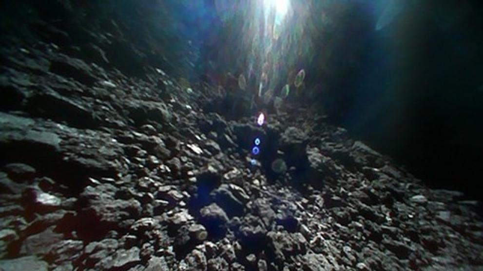 Snímky z asteroidu Ryugu - 3