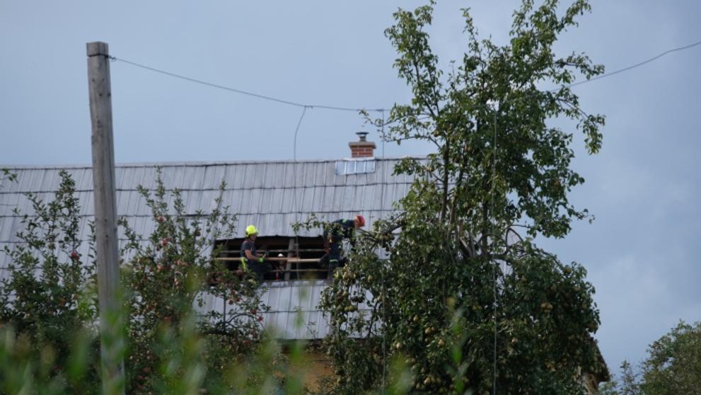 Novojičínskem se přehnala větrná smršť. Ničila střechy, lámala stromy