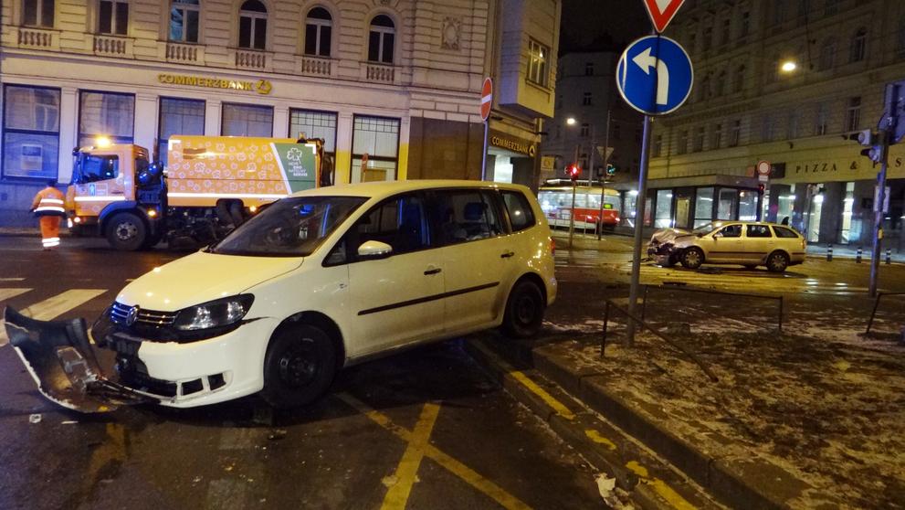 Náraz odhodil volkswagen stranou