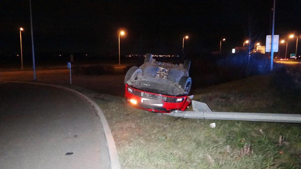 Fabia skončila na střeše, opilý řidič se spolujezdcem v nemocnici
